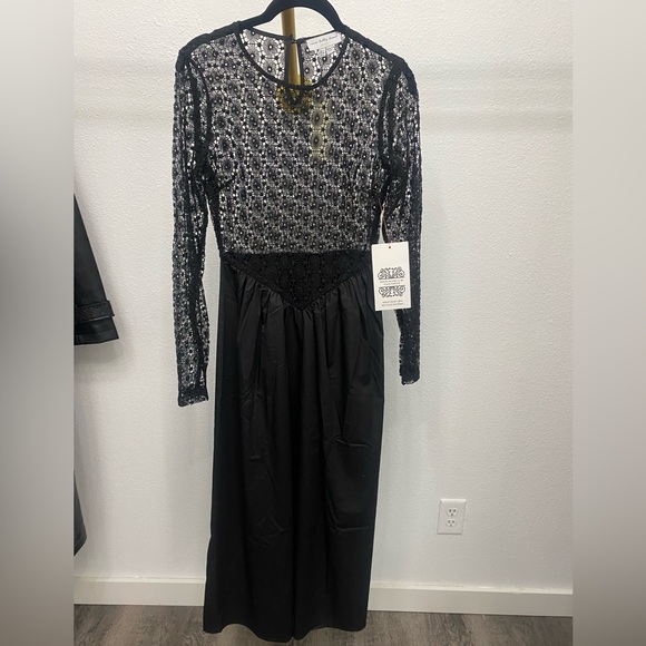 Black Lace Victoria Dress - Picture 2 of 4